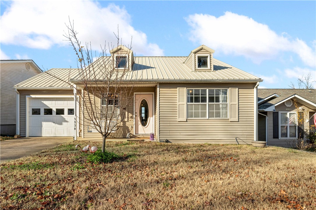 This well-maintained 940 sq. ft. gem offers cozy living with modern touches. Featuring 2 bedrooms, 1 bathroom, and vaulted ceilings in the living area, this home feels bright and inviting. The new luxury vinyl plank flooring adds a modern touch, and the open living space is perfect for relaxation or entertaining.
Enjoy the convenience of an attached 1-car garage, a durable metal roof, and a fully fenced backyard for added privacy. The washer, dryer, and refrigerator convey, making this a truly move-in-ready home! Nestled in town, youāll love being close to everythingāshops, dining, and more. Whether youāre a first-time buyer, looking to downsize, or searching for a great investment property, this adorable home checks all the boxes! Donāt miss your chance to call it yoursāschedule a showing today!
