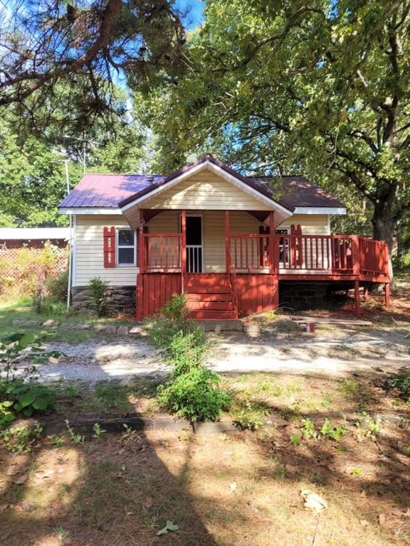 Cute 1 bedroom home with large loft ( optional bedroom area) in town close to schools, parks and shopping. This home has a large deck with nice sized yard for outdoor living.