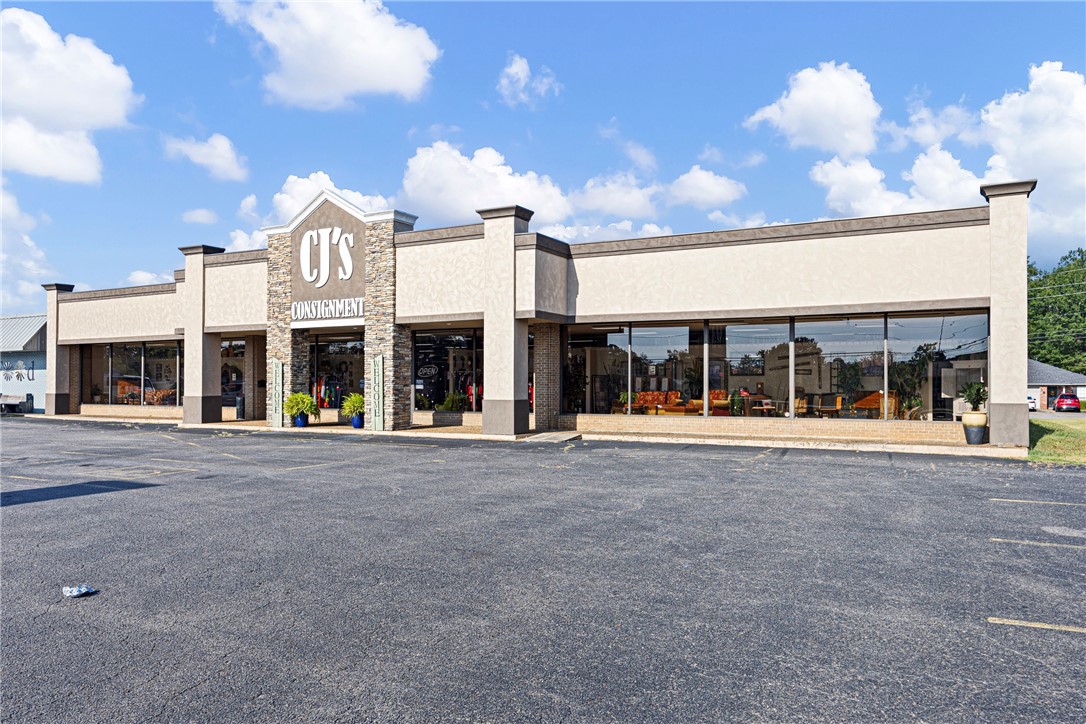 Commercial Building For Sale ā Prime Location in Russellville, AR
Over 14,000 sq. ft. of opportunity awaits on 900 S Arkansas Ave, Russellville ā one of the cityās highest-traffic areas!
This property offers incredible versatility for your business or investment portfolio, featuring:
?? Spacious warehouse with multiple loading docks
?? Showroom and retail space with great visibility
?? Office areas, kitchen, and bathrooms for staff convenience
?? Ample parking and easy access for customers and deliveries
With its size, location, and functionality, this property is perfect for retail, wholesale, distribution, or a mixed-use operation.
?? Donāt miss your chance to own a landmark commercial property in the heart of Russellville!
