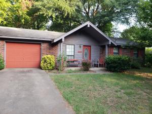 Nice Clean Home with the convenience of town yet at the end of a cul-de-sac so you don't have all the traffic.This 3 Bedroom Home is a must see!Seller will even let all the furniture convey with an acceptable offer!!!!