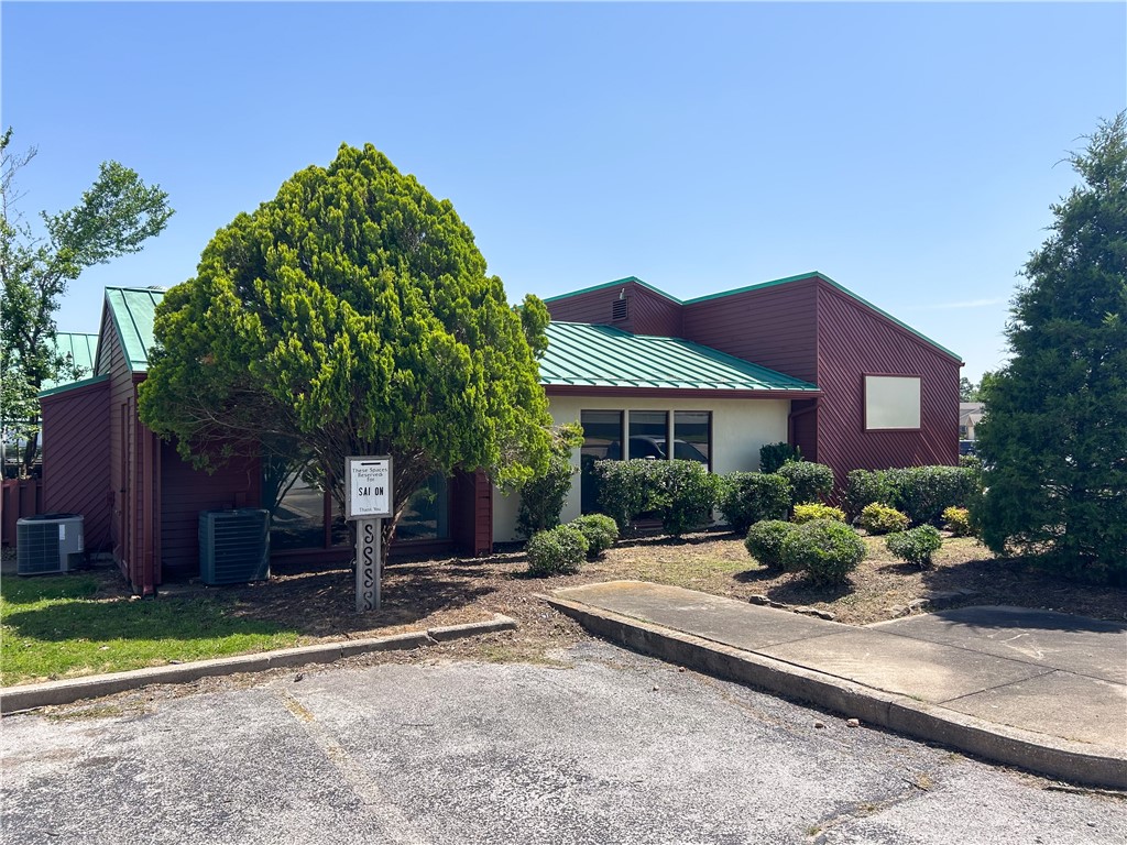 CENTER ONE HORIZONTAL-ROGERS - Commercial Lease