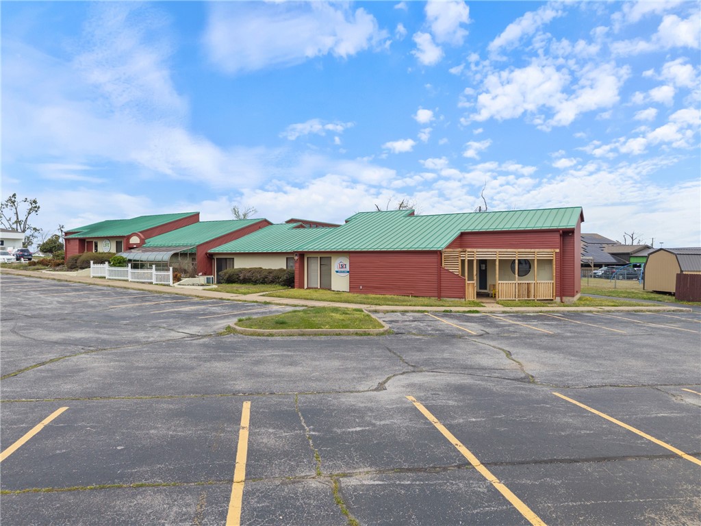 CENTER ONE HORIZONTAL-ROGERS - Commercial Lease