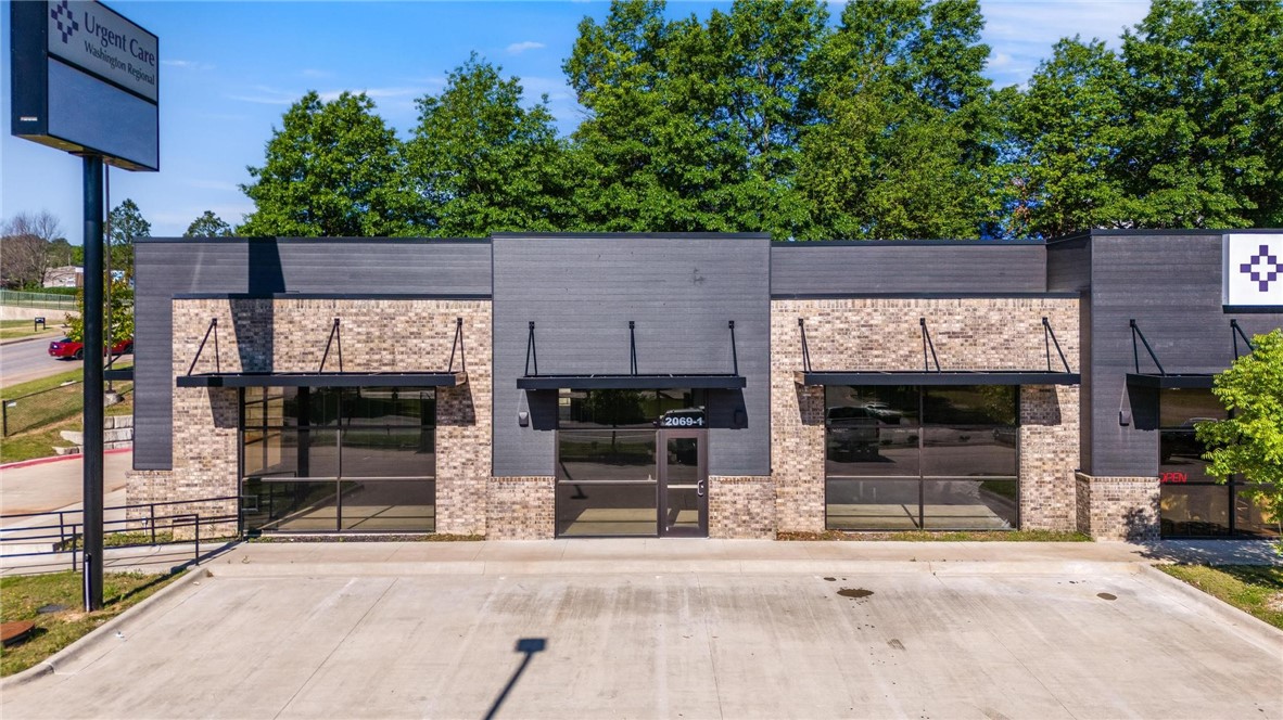 This shell space is located in a modern Class A building with direct access to a 10-stack drive-thru — a rare feature ideal for high-volume service or food & beverage concepts. With 27,000 vehicles passing daily on N. Crossover Road, your business will benefit from exceptional visibility and convenience.
Ready for your custom buildout.
10-stack drive-thru capability for high-traffic operations.
Available signage on building and monument for high visibility.
Anchored by notable medical tenant.
27,000+ cars per day on N. Crossover Rd.
Surrounded by schools with strong morning and afternoon traffic.
On-site parking and easy access for customers.