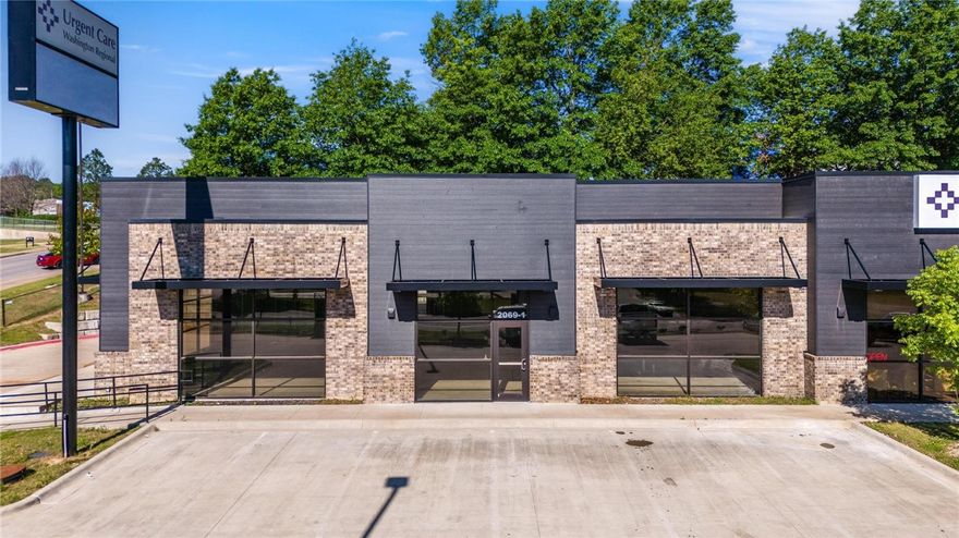 This shell space is located in a modern Class A building with direct access to a 10-stack drive-thru — a rare feature ideal for high-volume service or food & beverage concepts. With 27,000 vehicles passing daily on N. Crossover Road, your business will benefit from exceptional visibility and convenience.

Ready for your custom buildout.
10-stack drive-thru capability for high-traffic operations.
Available signage on building and monument for high visibility.
Anchored by notable medical tenant.
27,000+ cars per day on N. Crossover Rd.
Surrounded by schools with strong morning and afternoon traffic.
On-site parking and easy access for customers.