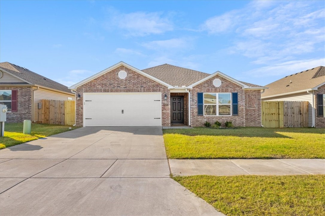 Like new home just made available to lease! Great location near Pinnacle Hills
Shopping, Entertainment, Dining & XNA Airport are all just minutes away. This 4 beds, 2
baths, one level is a comfortable home with plenty of room and privacy for it's size.
Newer KitchenAid Refrigerator included with lease. Recent upgrades include lighting and
ceiling fans. A brand new fence installed with a gate that opens up to the neighborhood
park and walking paths. Come take a peek and see if this could be the one you've been
looking for! Contact SpeiroLLC@gmail.com for a showing.