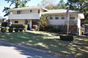 This well maintained 4 BR 3 BA home is on a large corner lot in West Russellville in an established neighborhood. There is a balcony for outdoor entertaining, ample storage and a completely fenced backyard. Come see this one soon.