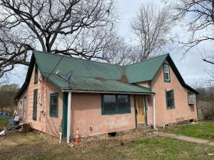 Investors dream! This house is located just minutes from Arkansas Tech. It is also located within walking distance to the Russellville downtown area!