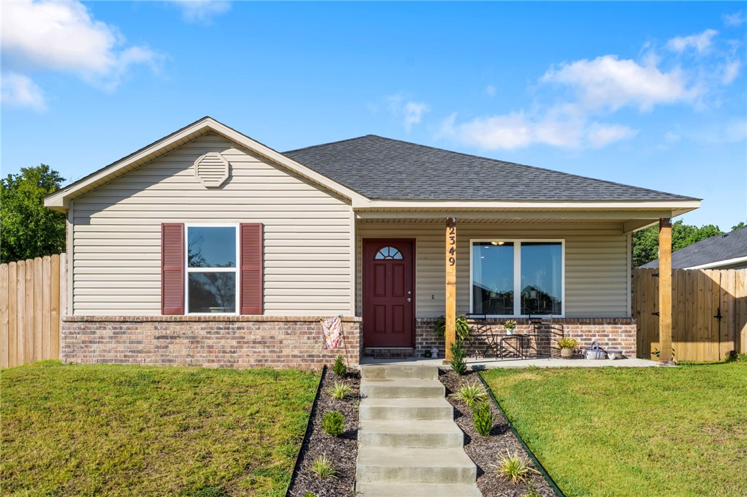 This like-new Fayetteville home blends modern style with easy low maintenance living just 10 minutes from the University of Arkansas. Step inside to find durable LVP flooring throughout, sleek granite countertops, warm pecan cabinets, and a spacious master suite with a soaking tub, along with many more updates. Enjoy low maintenance living with a POA maintained front yard. Itās perfect for students, faculty, or anyone looking for a convenient Fayetteville location.
