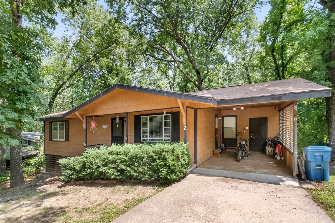 Welcome to this inviting 2-bedroom, 1-bath home with 1,238 sq ft of comfortable living space, plus a versatile bonus roomāperfect for a home office, guest room, or creative space!
Located in the heart of Bella Vista, this home offers direct access to nearby walking and bike trails, making it ideal for outdoor enthusiasts. Whether you're looking for your first home, a cozy downsizer, or a weekend retreat, this property checks all the boxes.
Enjoy a peaceful neighborhood setting, a functional layout, and all the potential to make it your own. At this price, it wonāt last long!