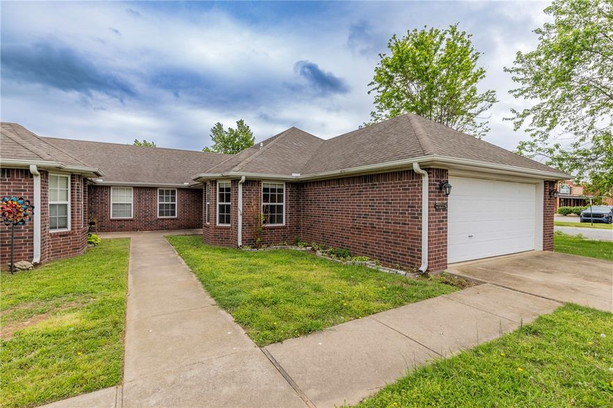 Great 3 bedroom 2 bath duplex in Siloam Springs. Unit features open floor plan with a vaulted ceiling in
living room, lots of storage. Stainless appliances and pantry in kitchen, 2 car garage.