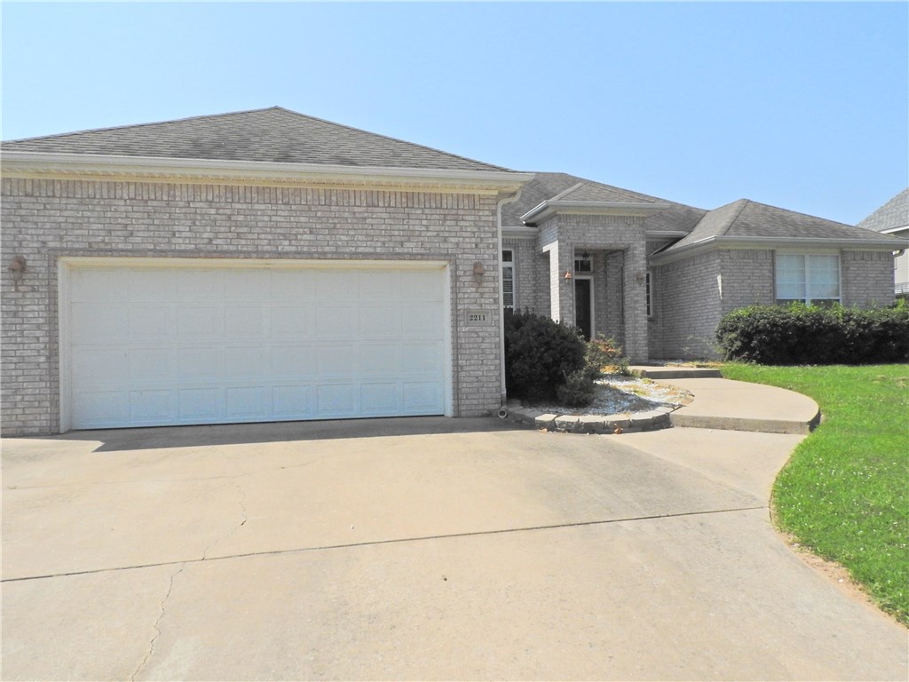 Perfect 4 bed 2 bath New refrigerator just like new.
