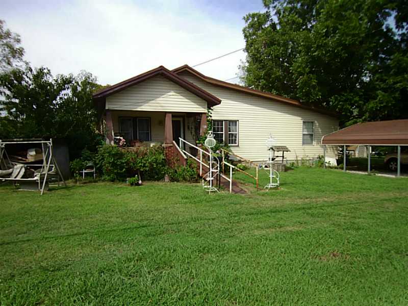 FINE 2+AC. WITH ACC FROM THE STREET.ALL METAL ROOF NEW ,VINYL SIDING, NEED SOME WORK ON THE INSIDE