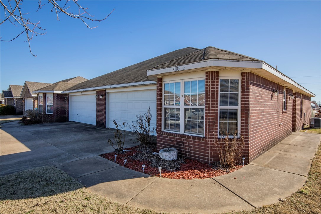 3 bedroom 2 bath duplex in Bentonville. Just minutes from schools and Coler Park. Kitchen has lots of cabinets and includes refrigerator and pantry for plenty of storage. Master bedroom has walk in closet.
Fenced yard.