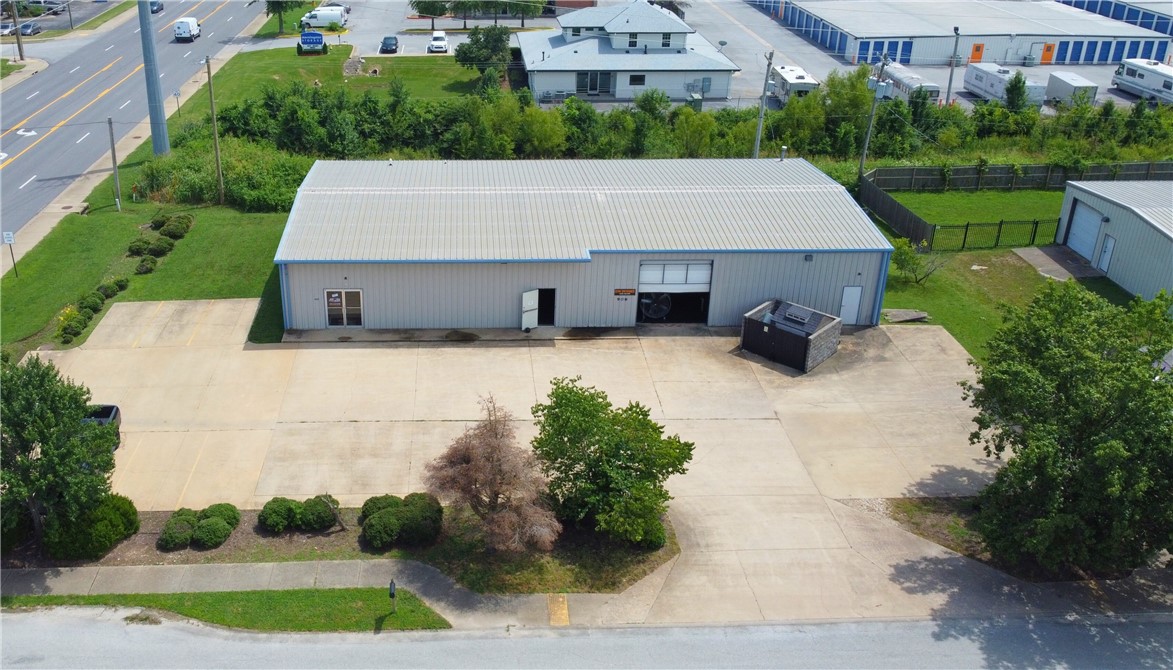 Available: 5,000 SF.
Asking rent: $16.00 PSF | NNN.
Grade level door: 1.
Min wall height: 14ā.
Max peak height: 16ā.
Clear span: 12ā 6ā.
Power capacity: 225 amp max, 1-phase.
Parking spaces: 15.
Site highlights
Located just 2 miles from Interstate 49, this 5,000 SF warehouse off SE J Street is available for lease at $16.00 PSF NNN.
The C-2 zoned property features one grade-level door and 225-amp max, single-phase power.
High visibility with traffic counts of 20,000 VPD on SE J Street and 32,000 VPD on SE 14th Street.