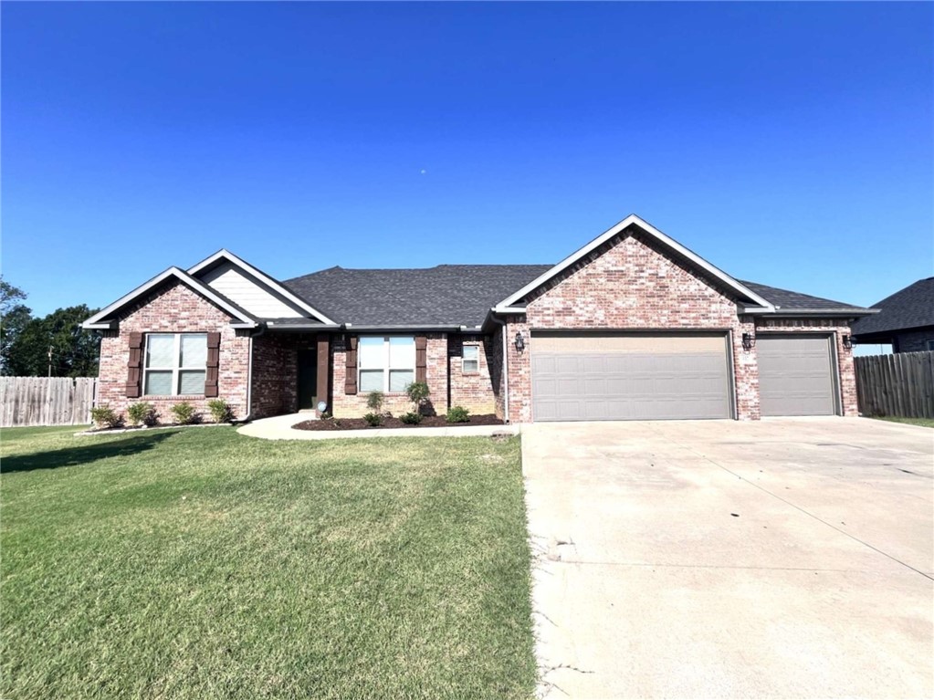 This cozy 3-bedroom, 2-bath house is in a quiet, friendly neighborhood in Springdale. Youāll love the bright living space, practical kitchen ā perfect for relaxing or spending time with family and friends.
The location is hard to beatāclose to schools, parks, shopping, and everything you need.