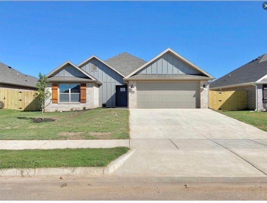 This house is nestled in Hilldale Subdivision combines convenience and comfort in a prime location near schools, shopping, dining, the Square and Walmart HQ. The Open concept living room has a vaulted ceiling and gas fireplace, flowing into a bright kitchen with stainless steel appliances and a gas range. Natural light fills the interior, highlighting the spacious layout. The primary suite features a tiled shower, double vanity, walk-in closet and linen storage. Outside, the fully fenced yard offers ample space for activities with a minimum one year lease and requirements for Year lease and requirements for background check, credit check and renter's insurance.