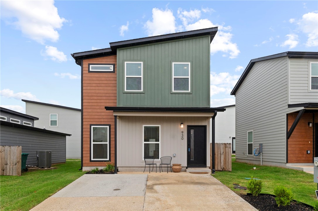Please ask about our preferred lender credit! Beautifully maintained 2-bedroom, 2-bath home located just 12 minutes from downtown Bentonville & the Walmart Home Office, & only 7 minutes to Bentonville West High School, this home is ideally situated for work, school, & play. Step inside to find an open-concept living area with luxury vinyl plank flooring throughout the main spaces & cozy carpet in the bedrooms. The kitchen features a large island & flows seamlessly into the living room area. Whether you're a first-time buyer or looking for your next Northwest Arkansas home, this well-cared-for property offers modern comfort in a prime location. Fridge, washer, dryer, & storage shed convey.