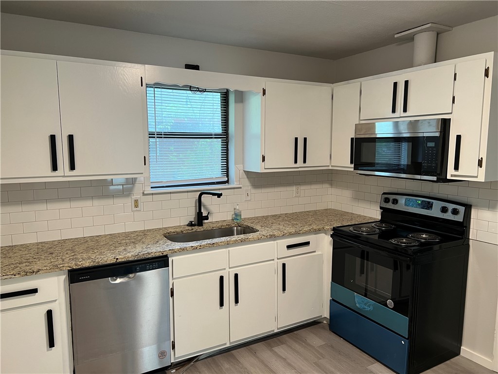 Amazing 3 bedroom, 2 bathroom house in Prairie Grove. Amenities included: central air, central heat, dishwasher, hardwood floors, stainless steel appliance, and updated kitchen.