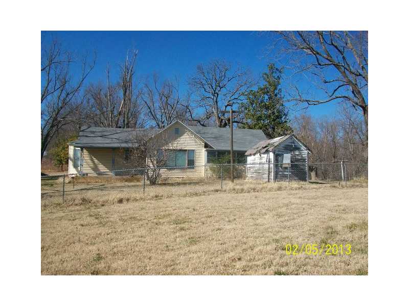 GREAT AREA WITH FIXER-UPPER HOME. HAS A WONDERFUL WINTER VIEW OF THE LAKE. HOME IS SOLD AS IS.