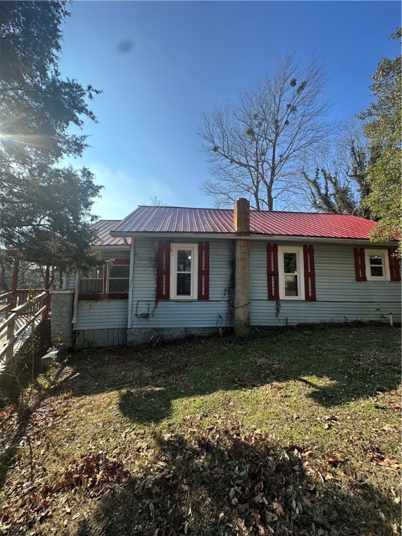 Cozy two bedroom one bath home with new vinyl flooring, new paint, spacious outdoor living, covered patio, a large fenced backyard, and carport. The home features tall ceilings and great natural light. Home is in great proximity to Huntsville schools, shopping, and quick access to hwy 412!