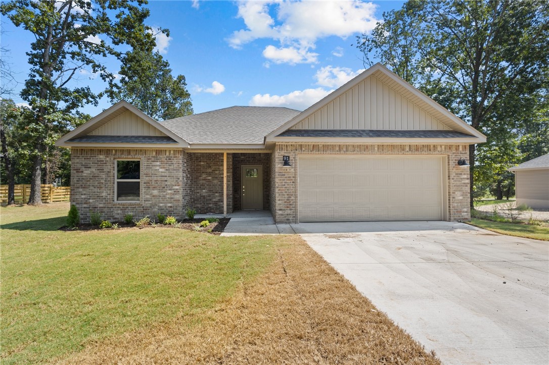 *BUILDER 10 YEAR WARRANTY* Introducing a brand new, 2-bedroom, 2-bathroom home spanning 1,550 square feet. This home offers a functional layout and stylish finishes. There is also a third room that can serve as an Office, bonus, or extra bedroom. Situated on a quiet street, this home is perfect for families and individuals seeking comfort and convenience.
Only a few short minutes from Loch Lomond and some of the prestigious golf courses that Bella Vista has to offer!