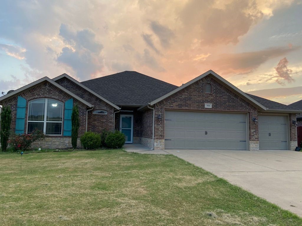 Beautiful 3 bedroom 2 bath home located in Bentonville with easy access to 14th st. Large master bathroom. Spacious kitchen with kitchen island. 3 car garage. Close to restaurants and in the Bentonville school district. .