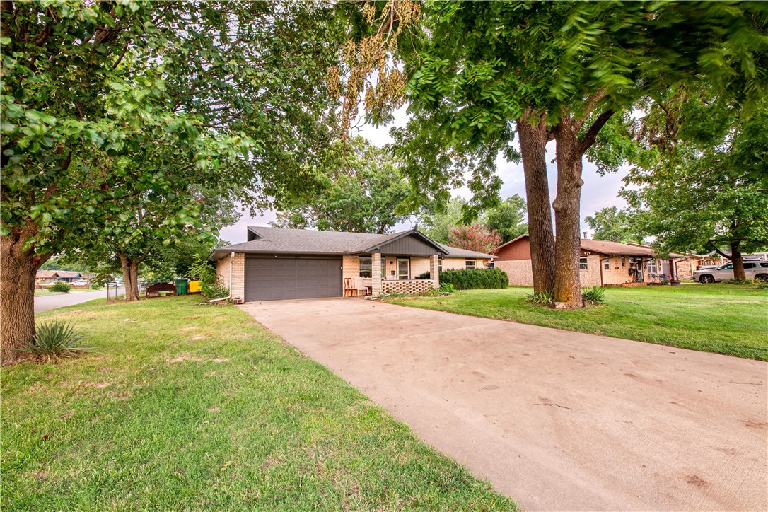 Looking to be close of the heart of Springdale Downtown, look no further with this 3 BR 1/1 Bth 1419 sq/ft for an affordable price $253,000. Close to Springdale airport, Arvest Ballpark, Razorkback Greenway Trails, Jones Center, Rodeo of the Ozark, Downtown springdale park, U of A and more of what NWA has to offer you. Move in ready. Lovely cat inside don't let go outside. Owner will be present taking care of the friendly dogs outside.