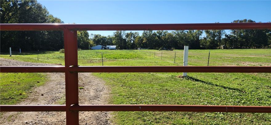 Large Shop And 5acres on this level area PASTURE
Surved  for exact 5 acres