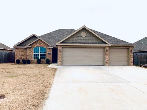 Very Nice spacious 3 bed 2 bath 3 car garage home with Office in Bentonville! This home includes wood look ceramic tile through out house, granite counter tops, walk in closets, custom tile shower, privacy fenced back yard and more. Just minutes from Downtown Bentonville and the Walmart Home office to the East and Bentonville West High School to the West.