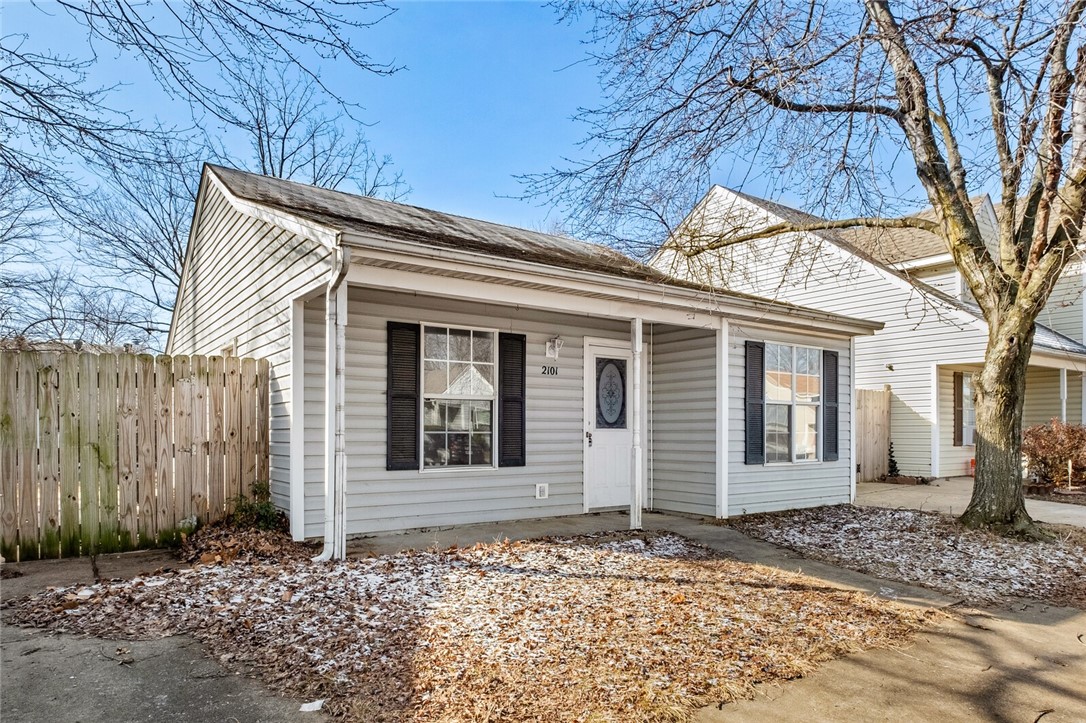 Charming 2-bedroom, 1-bathroom house located on a quiet cul-de-sac. Great central location near Lake
Fayetteville! & conveniently situated close to schools, parks, shopping, dining, with quick access to 49!
New privacy fence! Tenant pays all utilities and maintains yard.