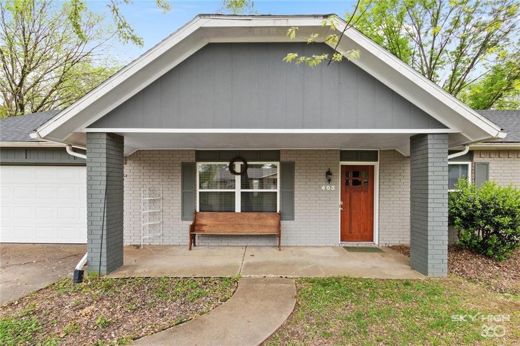 If you're looking for a place with the perfect location, you've found it! This home is located less than a mile
from the Bentonville Square and Walmart Home office. Conveniently located to many multi-use trails,
restaurants, and shopping. This property was recently remodeled and has a brand new roof!