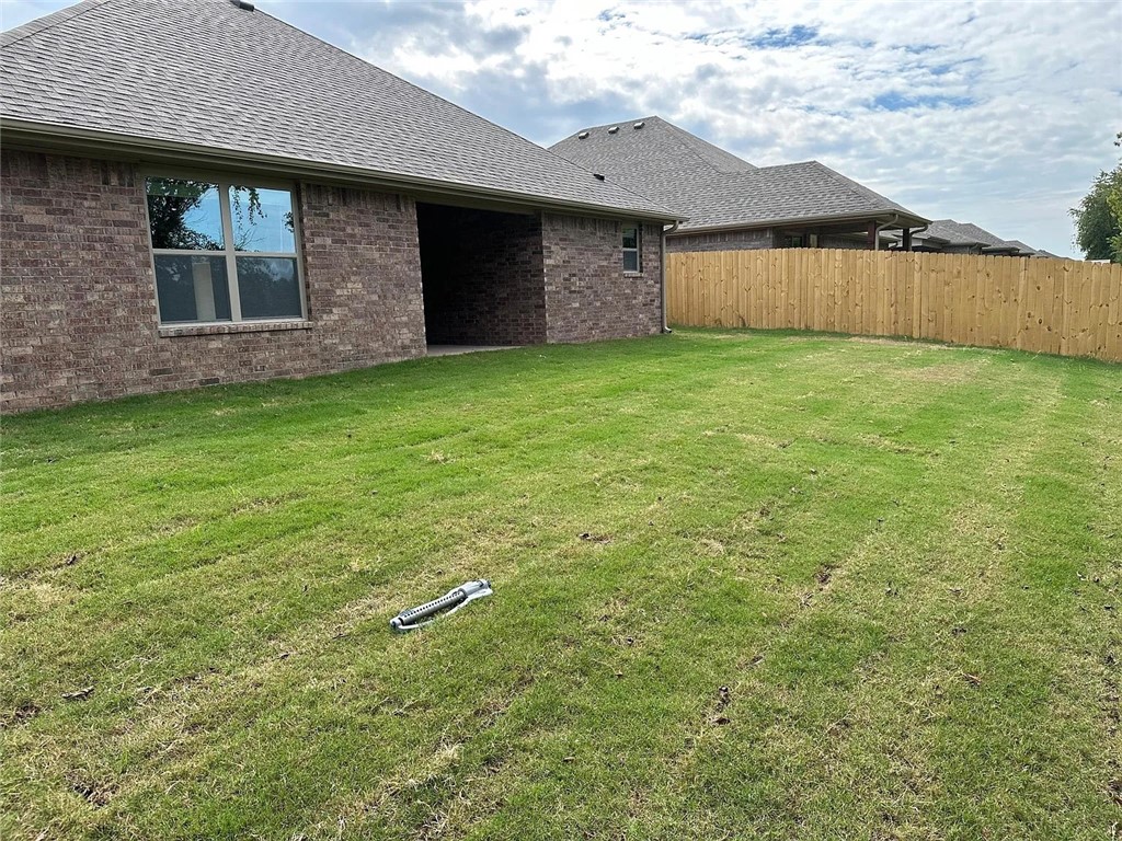 Like new home, just an year old construction in a very good location which is a mile away from Grimsley Junior High School and three miles to Bentonville West High school. Bentonville School District. Property is located in Centerton bordering with Bentonville. The property includes Washer, Dryer and Refrigerator. All Brick with siding Accent on Front. It features vaulted and spacious open living room with new appliances. GE Kitchen appliances with gas range, dishwasher . Living room with mantle and gas log fireplace insert/ Wood looking Ceramic tile in the living room & Carpet in all Bedrooms and closet. Standing Shower in primary bath with glass door. White cabinets with 3cm granite in kitchen and bathroom cabinet tops.
Property is ready to move in. Can do a scheduled showing.
6months or 1 year lease term.
Tenants pay for utilities and yard maintenance
This is a Non-Smoking/Non-Vaping property.
Call owner for showings