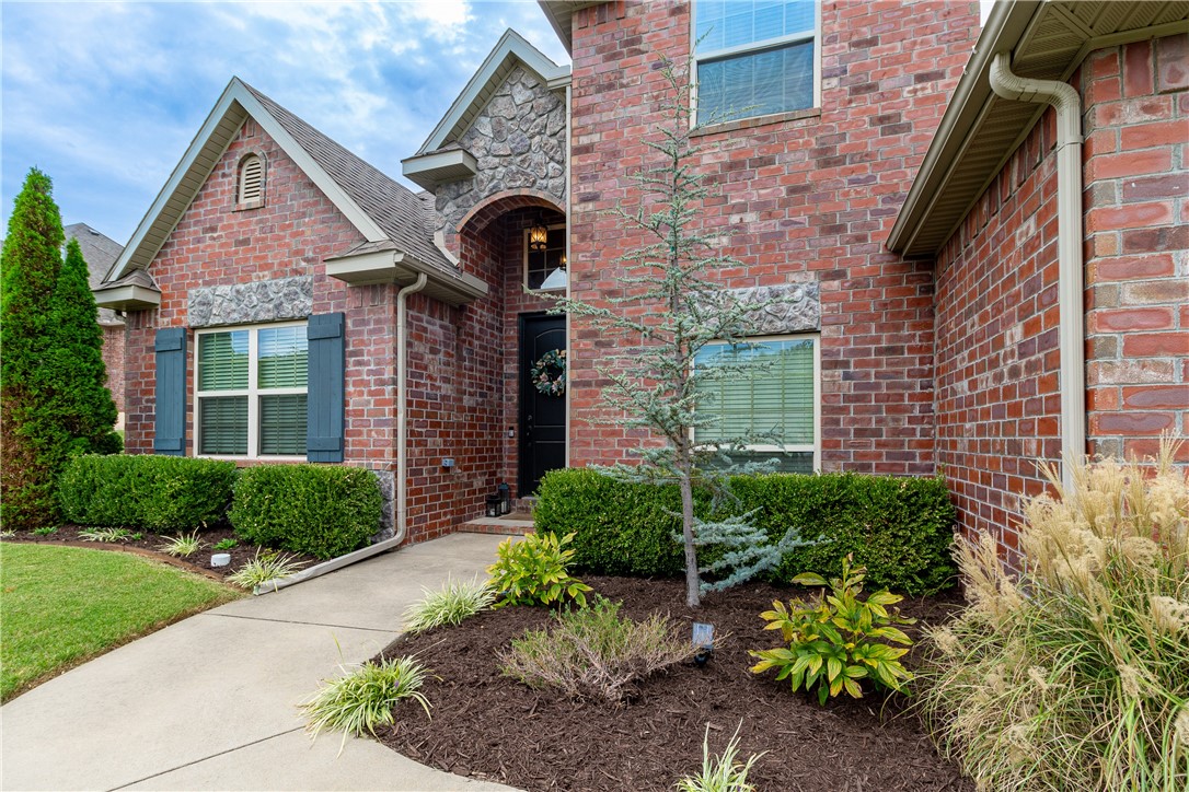 Welcome Home to 2205 NW Small Oaks Street. Nestled in the heart of Bentonville, this exquisite residence offers 4 bedrooms, 2 versatile bonus spaces, a formal dining room, 3 baths, and a spacious 3-car garage. This home caters to every need. As you step inside, you'll be greeted by beautiful finishes that enhance the living experience. The .46-acre lot provides ample outdoor space for recreation, gardening, or even a future pool. One of the standout features of this property is the direct access to the trail systems right from the neighborhood, perfect for outdoor enthusiasts and nature lovers. Located in a welcoming neighborhood just a short drive from downtown Bentonville, where you can explore the city's vibrant culture, dining, and shopping scene. Immerse yourself in the charm of Bentonville and don't miss the opportunity to make this your dream home ā schedule a viewing today!