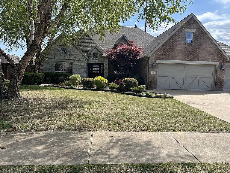 Charming immaculate home with private heated pool surrounded by lush landscaping! Private study w/French doors, built ins and vaulted ceilings. Large open & bright kitchen and family room with great views of backyard pool. Also has a community pool and tennis courts.
Lochmoor Club is a popular subdivision located in Bentonville, Arkansas. It's known for its convenient location, close proximity to schools, amenities, and the Bentonville Community Center. The subdivision also features a park with a pool, playground, and sports courts.
Location and Amenities:
Conveniently Located: Lochmoor Club is situated on SW H Street/Highway 112, offering easy access to shopping, healthcare, the airport, and I-49.
Top-Rated Schools: Elementary, middle, and junior high schools are within walking distance.
Bentonville Community Center: The Community Center is also within walking distance.
Park and Recreation: The neighborhood includes a park area with a pool, playground, and sports courts.