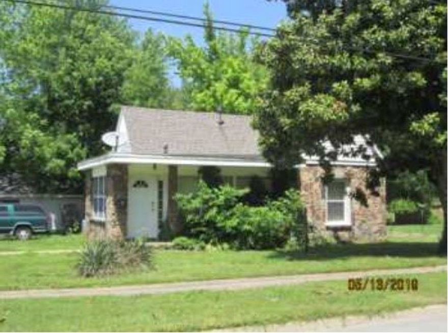 Serene park like setting with a great location. Nice corner lot <1 mile to Downtown Center, AWSOM, Crystal Bridges, New Walmart Campus and all Downtown Bentonville has to offer. Public utilities at 2nd St. Build your dream home. Value is in the land. No showings of home until accepted contract. MLS#1324810 & 1326584 also listed.