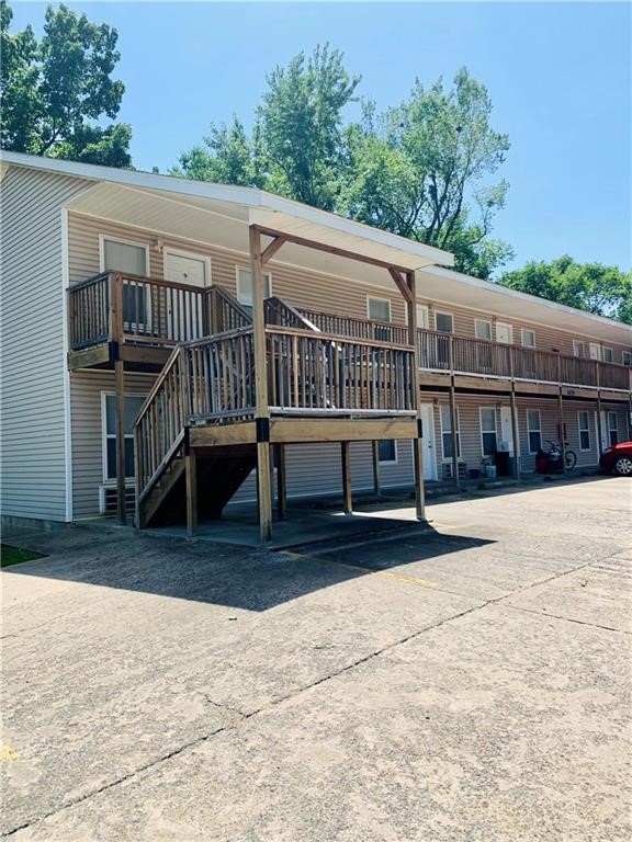 Very nice 1 BR / 1 BA apartment in the heart of Fayetteville just off of University of Arkansas campus. Refrigerator, washer and dryer included for tenant use. 1 pet up to 25 pounds fully grown allowed.