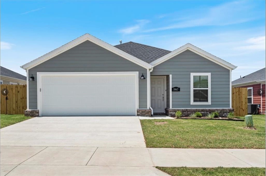 Close to U of A, shopping centers, restaurants and much more! perfect opportunity to live in a centrally located area. Stainless steel appliances, fenced in backyard, 3 bedrooms and 2 full baths!