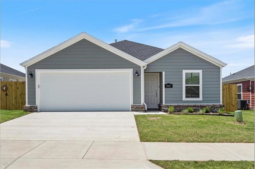 Close to U of A, shopping centers, restaurants and much more! perfect opportunity to live in a centrally located area. Stainless steel appliances, fenced in backyard, 3 bedrooms and 2 full baths!