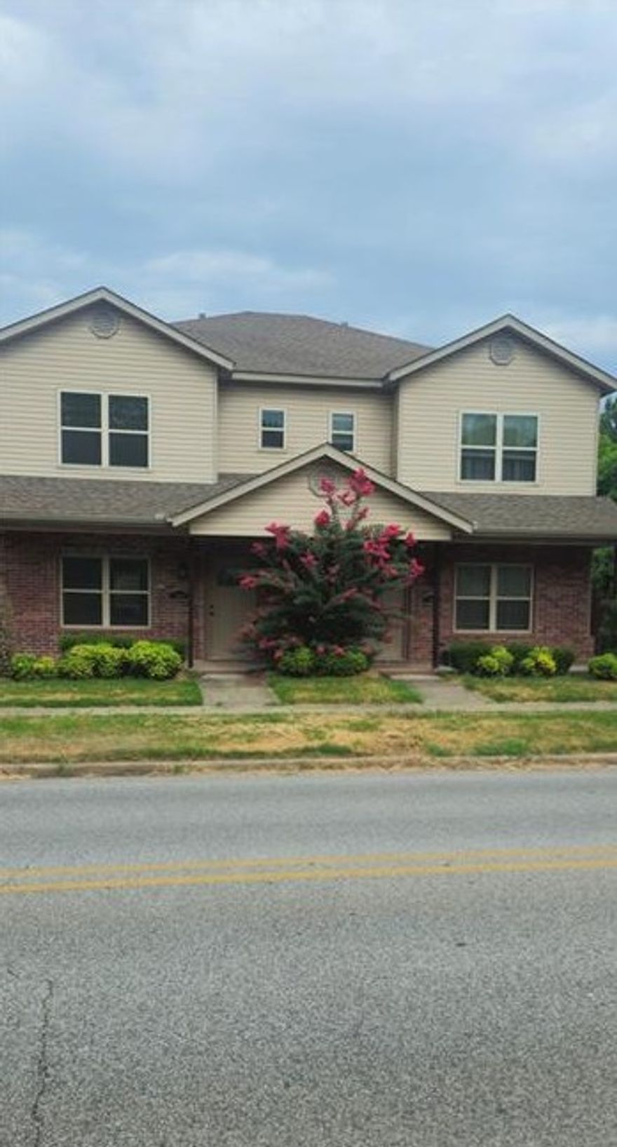 Nice townhome on U of A bus routs near campus. Home features 3 bedroom, 2.5 bath. Open living room & kitchen. Wood floors in living room, granite counter tops throughout, tile in kitchen, dining & baths, carpet in bedrooms. Covered front patio & nice back porch for grilling. All appliances.