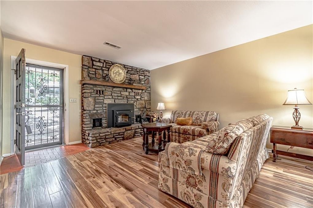 Drake Courts - Residential Lease