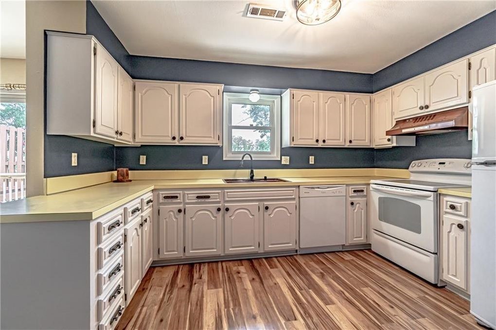 Drake Courts - Residential Lease