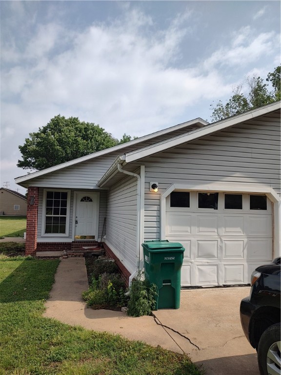 Nice 2 bedroom 2 bath duplex in Farmington. Unit comes with Fridge, Stove and dishwasher. Great location.