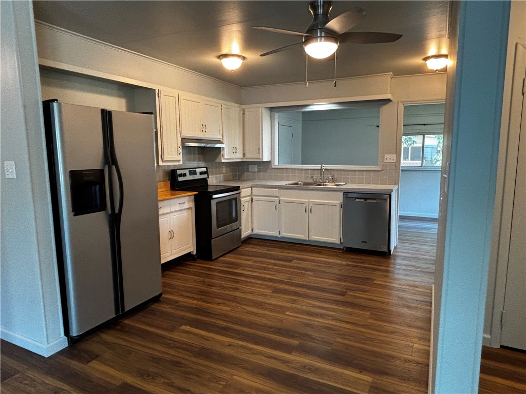 Spacious 3 Bed, 2 Bath Home with Extra Perks!
Why settle for ordinary when you can have it all? This inviting home is just minutes from shopping and dining, and it comes loaded with features renters love: two living areas (hello, movie nights and game nights), a fenced backyard for pets or play time, and a back patio perfect for grilling or just kicking back. But the real showstopper? Pet friendly: cats or medium-sized dogs, with non-refundable fee and vaccination records.