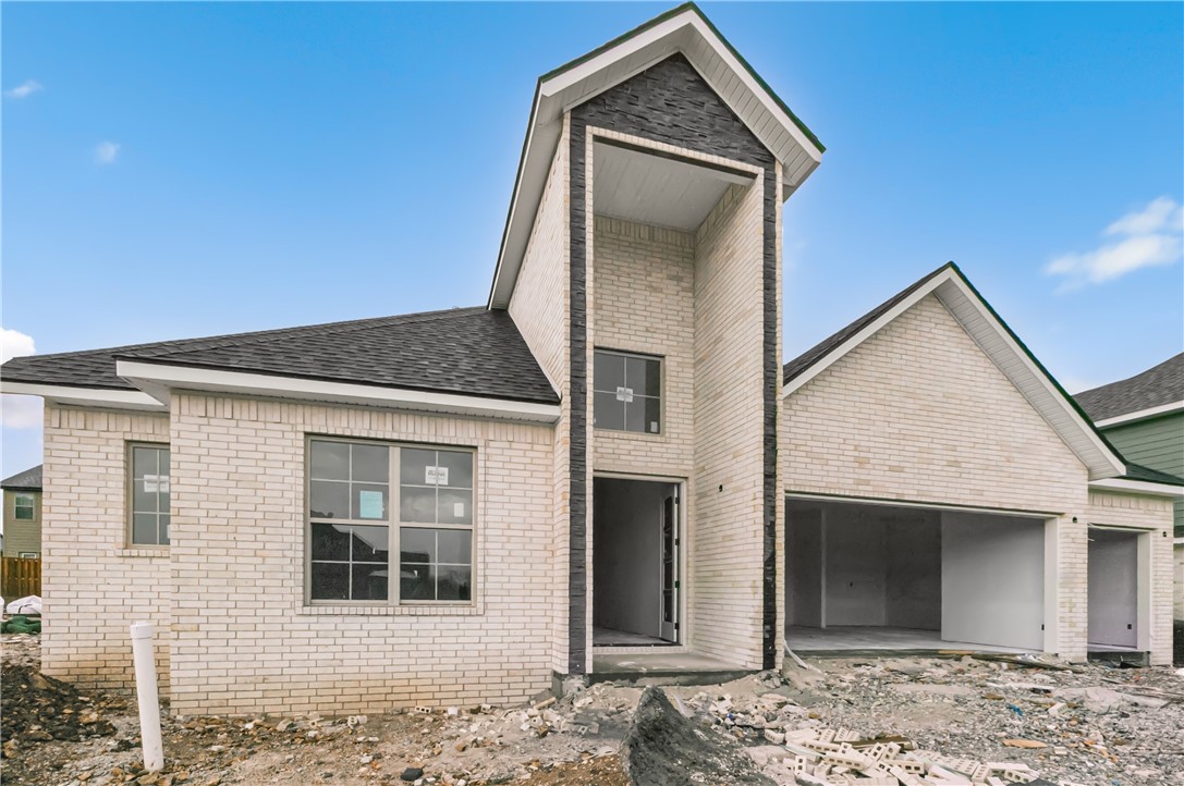 Beautiful east-facing home featurning a grand 8 foot french door at the entrance. The layout includes a bedroom, bath and livingroom upstairs, while the downstairs offers 3 bedrooms, a spacious livingroom and 2 bathrooms. Located in a high end neigborhood near stores and employment opportunities.