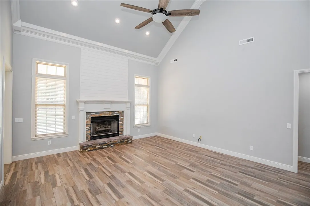 Elm Springs, Arkansas 72762, United States, 4 Bedrooms Bedrooms, ,4 BathroomsBathrooms,Residential,Active,205045