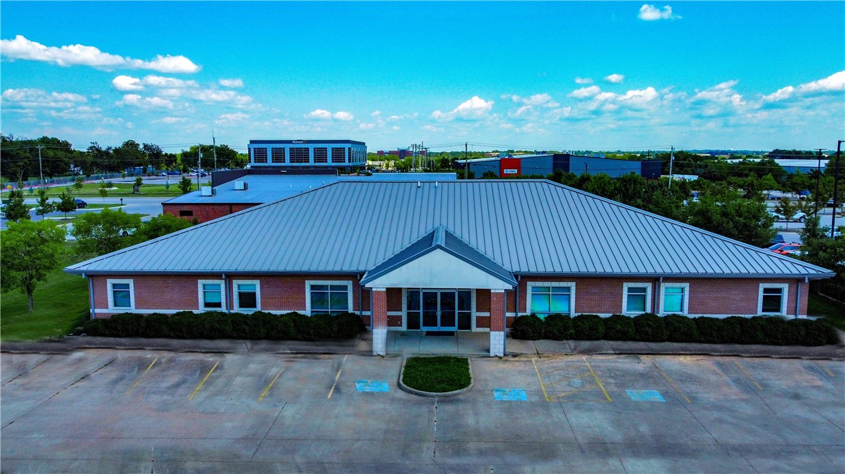 Excellent opportunity for an investor or future owner user to purchase a free-standing office building in Bentonville. Close proximity to Walmart HQ, Downtown Bentonville, retail, and bike trails. Premises is currently leased through 10/31/2024 by single tenant.