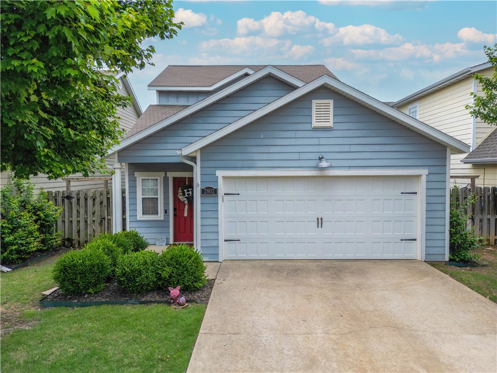 Discover this beautifully maintained 3-bedroom home in the heart of Bentonville, ideally located near Regional Airport Road, top grocery stores, dining, and more. Zoned for the highly sought-after Willowbrook Elementary and Brightfield Middle School, this home offers both convenience and exceptional value.
Enjoy a spacious open-concept layout with a desirable split floor plan—the primary suite on the main level and two additional bedrooms upstairs, perfect for added privacy. The exterior is low-maintenance, with the front landscaping maintained by the POA and only the backyard requiring owner care.
Up to $2,500 in flex lender credit with Preferred Lender