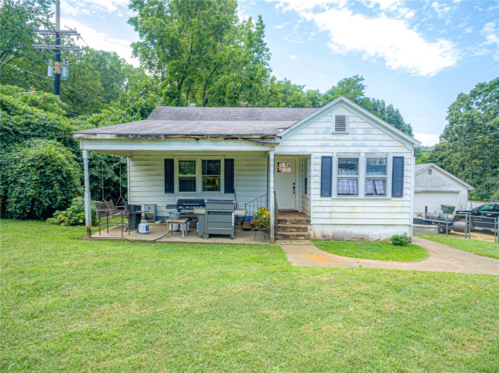 Rare opportunity for an investor or to call home in a PRIME location! House is on a beautiful 1 Acre Lot. Less than half a mile from Root Elementary School and 2.5 miles from University of Arkansas campus.