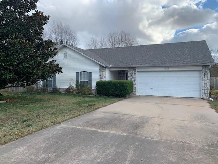Pleasant 3 bedroom, 2 bath home located in cul-de-sac in Bentonville! House comes with all appliances, washer and dryer and large fenced yard. Close to I-49 access, Bentonville Boys and Girls Club, Crystal Bridges, and Bentonville Parks and Rec! No showings until after May 31 - property will be ready towards the middle of June. We process as we receive applications and once an application is approved, we reach out for deposit. Deposit secures the unit not the application