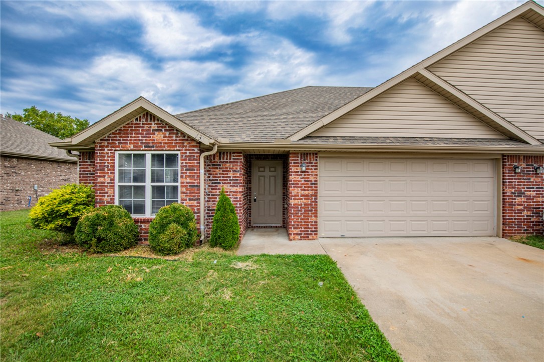 Great 3 bed 2 bath Duplex on the east side of Centerton. Fresh paint and new carpet. Open floor plan with lots of natural light. Kitchen features, granite counters, includes refrigerator and Pantry. Master has walk in closet. Fenced back yard. Washer and Dryer included.